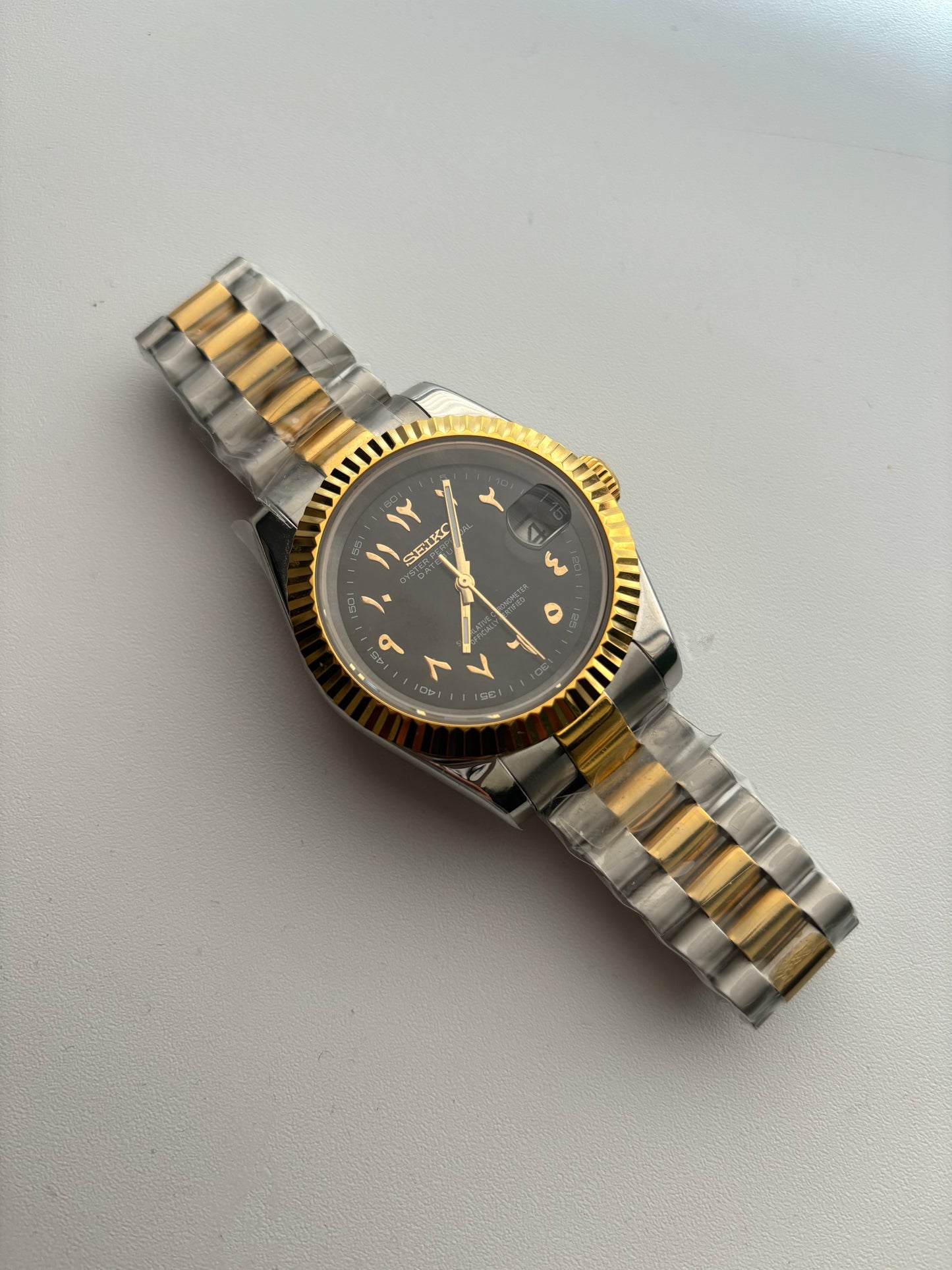 Seiko Arabic two tone - black dial gold numerals